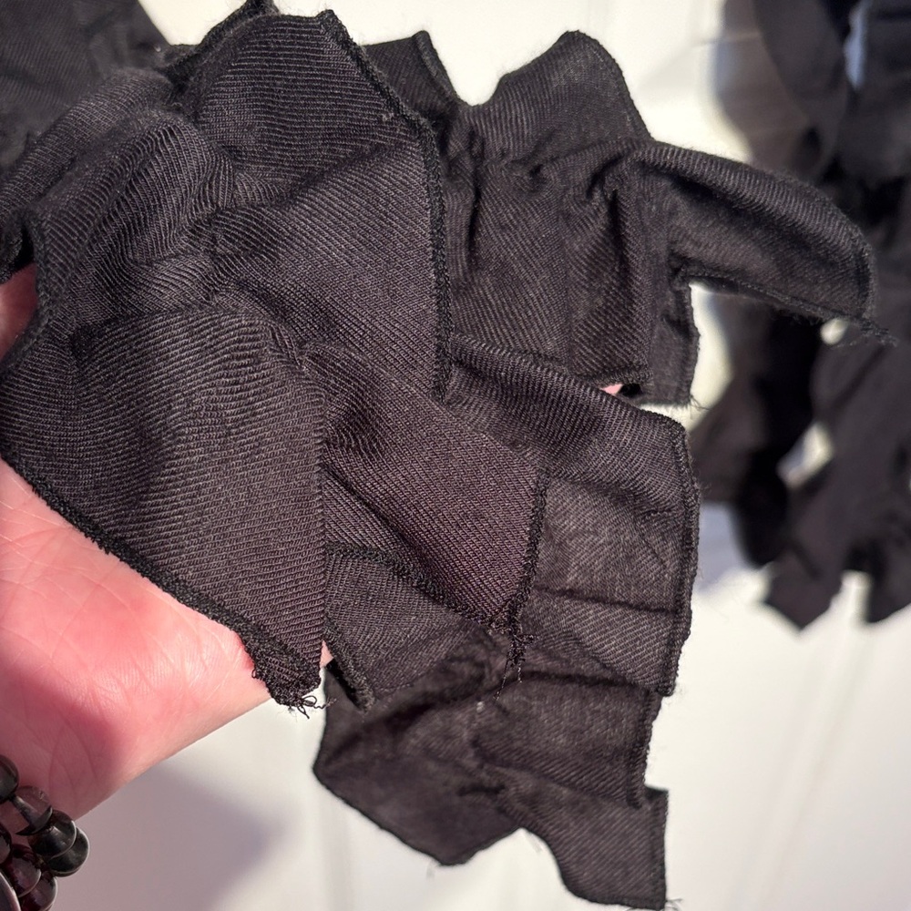 Elegant Black Ruffled Scarf - Picture 2 of 3